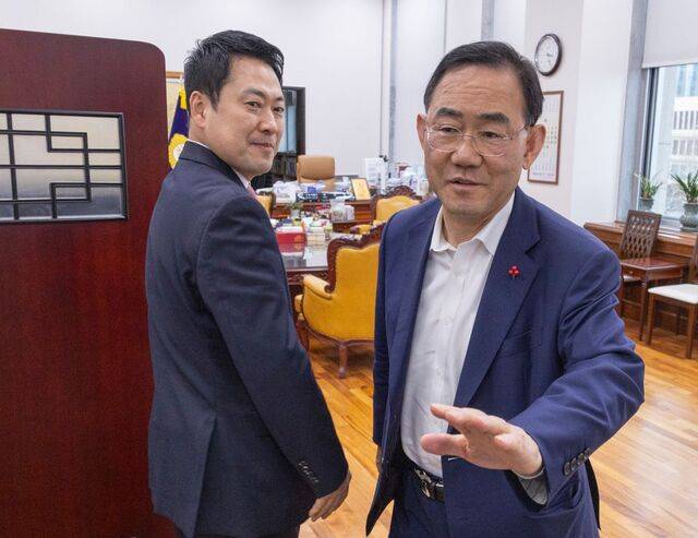 장동혁(왼쪽) 국민의힘 대표가 31일 대구시장 경선에서 컷오프(공천배제)된 후 법원에 효력정지 가처분을 신청한 주호영 국회부의장을 면담하기 위해 부의장실로 들어가고 있다. 연합뉴스