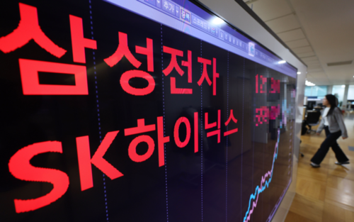 서울 종로구 연합인포맥스에 설치된 모니터에 삼성전자·SK하이닉스 주가가 표시되고 있다. [연합뉴스]