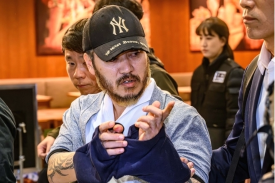 ‘마약왕’ 박왕열이 25일 인천국제공항을 통해 국내로 압송되며 한 기자와 눈이 마주치자 손가락질을 하면서 “넌 남자도 아녀(아니야)”라고 말을 내뱉고 있다. (뉴스1)