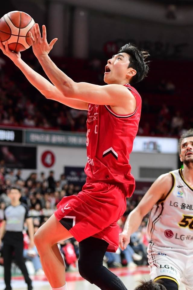 박지훈은 승리 후 “한 경기, 한 경기가 너무 소중하다. 안방에서 LG의 우승 퍼포먼스를 보고 싶지 않았다. 그렇기에 더 집중하고 열심히 했다. 승리해서 기분 좋다”고 이야기했다. 사진=KBL 제공