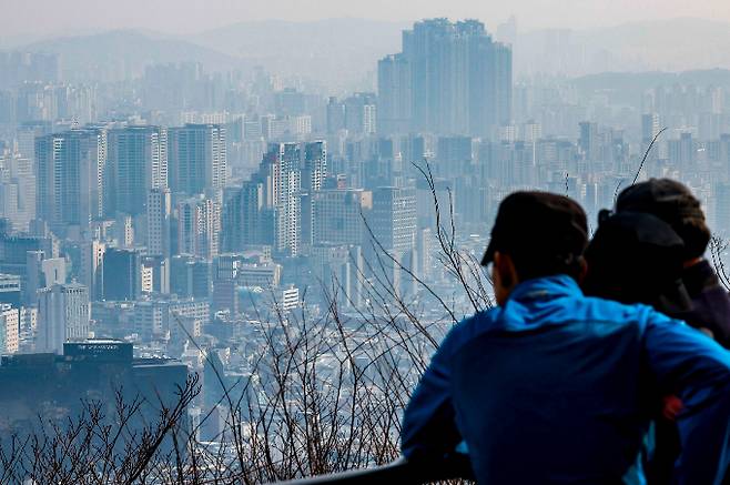 정부의 가계대출 관리방안이 조만간 발표될 예정이다. 대출 규제와 더불어 금리 상승으로 취약차주의 대출 문턱은 더 높아질 전망이다. 사진은 지난 29일 서울 중구 남산에서 서울 시내 아파트가 보이는 모습. /사진=뉴시스