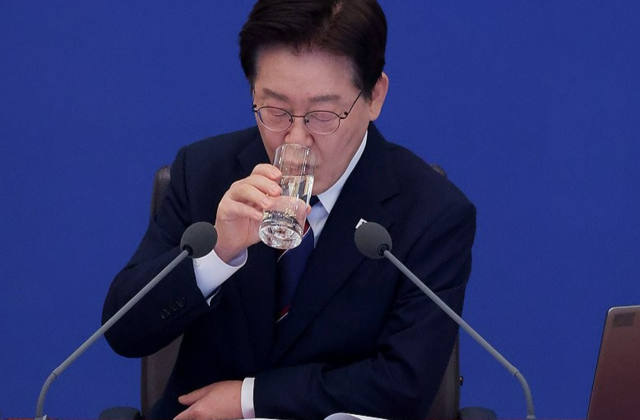 이재명 대통령이 31일 청와대에서 열린 국무회의에서 재경부의 중동전쟁 관련 비상국정운영 및 대응현황 보고를 청취하고 있다.