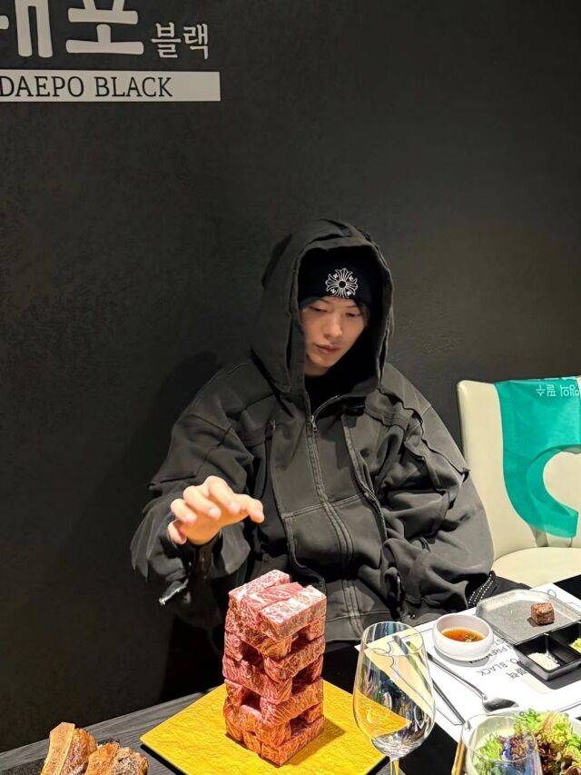 육성재가 '플렉스'하는 모습으로 시선을 사로잡았다. / 육성재 SNS