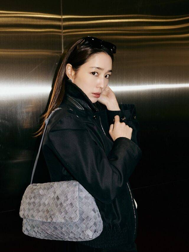 이민정이 시크한 매력으로 시선을 사로잡았다. / 이민정 SNS