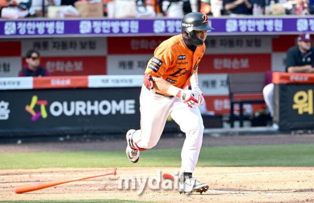 한화 손아섭이 대타로 출전해 2루수 땅볼을 친 뒤 전력 질주하고 있다 / 대전 = 유진형 기자 zolong@mydaily.co.kr