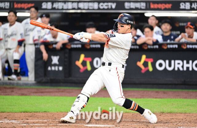 지난 시즌 한화 손아섭이 안타를 치고 있다 / 대전 = 유진형 기자 zolong@mydaily.co.kr