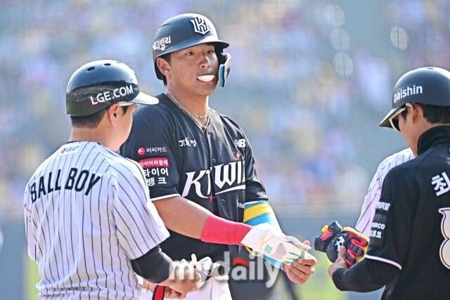 28일 서울 잠실야구장에서 열린 '2026 신한 SOL BANK KBO리그' LG 트윈스와 KT 위즈 경기. KT 안현민이 6회초 첫 타자로 나와 3루타를 친 후 기뻐하고 있다./마이데일리