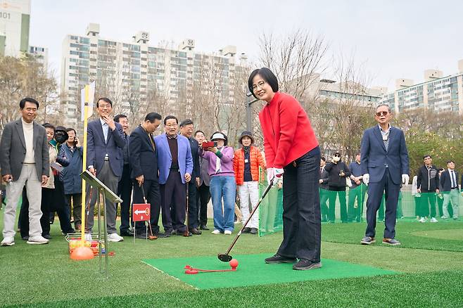 이수희 강동구청장 파크 골프 시타 준비