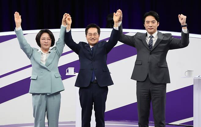 더불어민주당 추미애, 김동연, 한준호 경기도지사 경선 후보(왼쪽부터)가 지난 30일 상암동 MBC 신사옥에서 열린 후보자 합동토론회에서 기념 촬영을 하고 있다. [국회사진기자단]