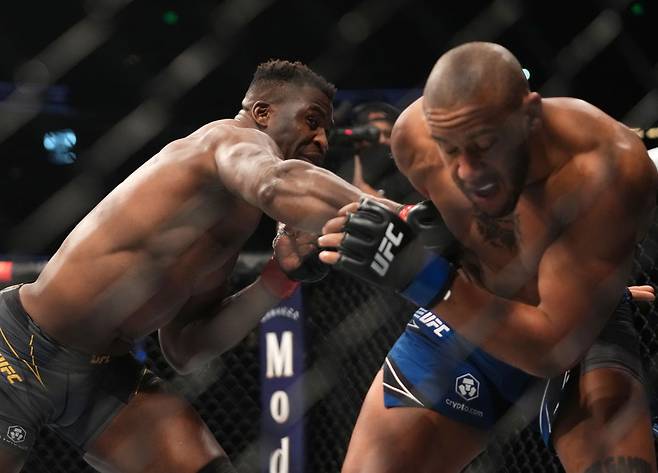 자난 2022년 1월 UFC 270에서 당시 챔프 프랜시스 응가누(왼쪽)가 도전자 시릴 간을 펀치로 압박하고 있다. [게티이미지]