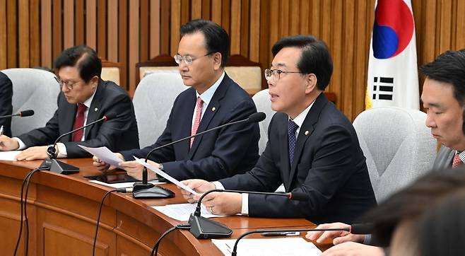 송언석 국민의힘 원내대표가 같은 날 오전 서울 여의도 국회에서 열린 원내대책회의에서 모두발언하고 있다. 이상섭 기자