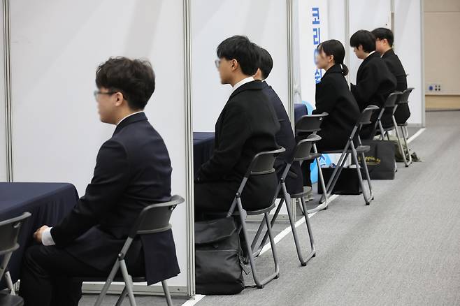 10일 부산 동구 부산항국제전시컨벤션센터에서 열린 ‘2026 해운선사 해기사 취업박람회’에서 구직자들이 현장 부스에서 면접을 보고 있다. [연합]