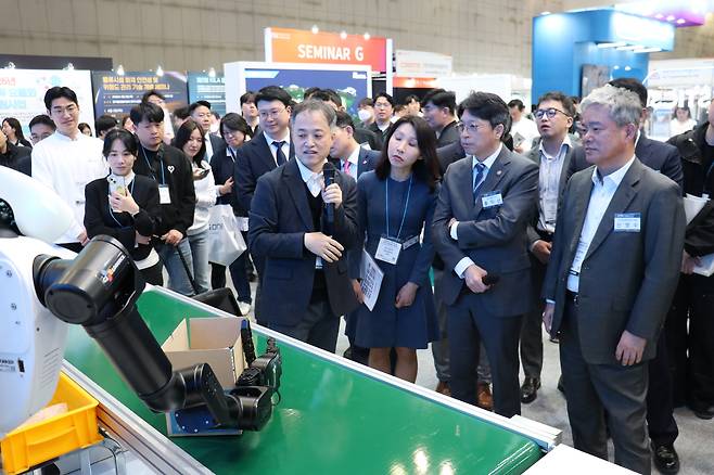 31일 경기도 고양시 킨텍스 제2전시관에서 열린 국제물류산업대전에서 홍지선(오른쪽에서 두 번째) 국토교통부 2차관과 신영수(오른쪽에서 첫 번째) CJ대한통운 대표가 CJ대한통운 부스를 찾아 AI 휴머노이드 로봇 시연 장면을 참관하고 있다. [CJ대한통운 제공]