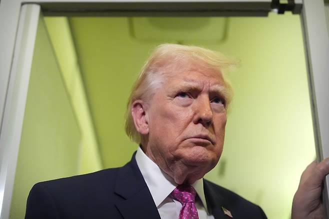 도널드 트럼프 미국 대통령이 지난 29일(현지시간) 플로리다주 웨스트팜비치에서 메릴랜드주 앤드류스 합동기지로 향하는 에어포스원 기내에서 취재진들의 질의에 답하고 있다. [AP]