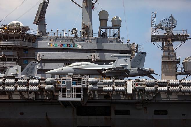 미국 해군 항공모함 USS 니미츠가 30일(현지시간) 파나마만을 항해하고 있다.[AFP]