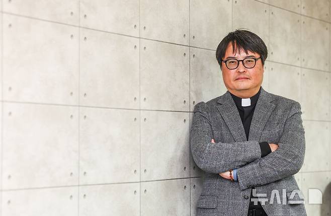 [서울=뉴시스] 김근수 기자 = 책 'AI시대의 삶과 신앙' 저자 김도현 바오로 신부가 28일 서울 중구 공감언론 뉴시스 본사 회의실에서 뉴시스와 인터뷰에 앞서 기념촬영을 하고 있다. 2026.03.28. ks@newsis.com