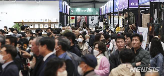[서울=뉴시스] 김근수 기자 = 30일 오후 서울 강남구 세텍에서 열린 2023 서울국제불교박람회에서 관람객들이 전시물건을 살펴보고 있다. 2023.03.30. ks@newsis.com