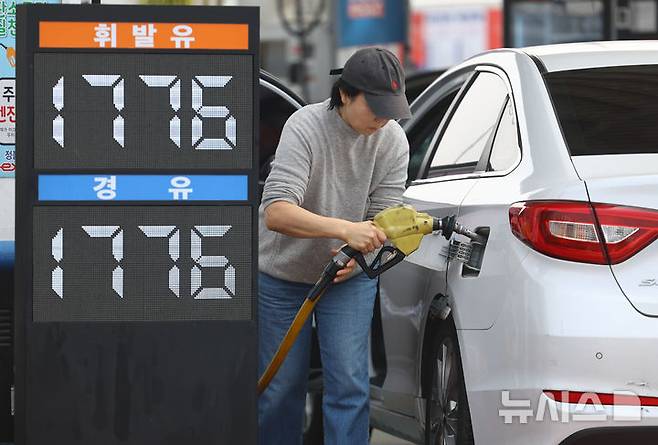 [서울=뉴시스] 황준선 기자 = 2차 석유 최고 가격제 시행 첫날인 27일 유가가 저렴한 서울 서초구 만남의 광장 주유소에서 운전자들이 주유를 하고 있다. 2026.03.27. hwang@newsis.com