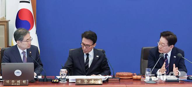 [서울=뉴시스] 고범준 기자 = 이재명 대통령이 31일 청와대에서 열린 국무회의에서 조현 외교부 장관에게 중동전쟁 대응현황 관련 질문을 하고 있다. 2026.03.31. bjko@newsis.com