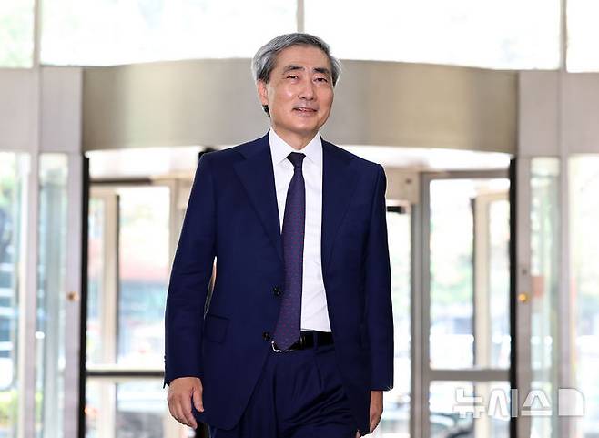 [서울=뉴시스] 최진석 기자 = 신현송 한국은행 총재 후보자가 31일 서울 중구 한화금융플라자에 차려진 인사 청문회 준비 사무실로 출근하고 있다. 2026.03.31. myjs@newsis.com