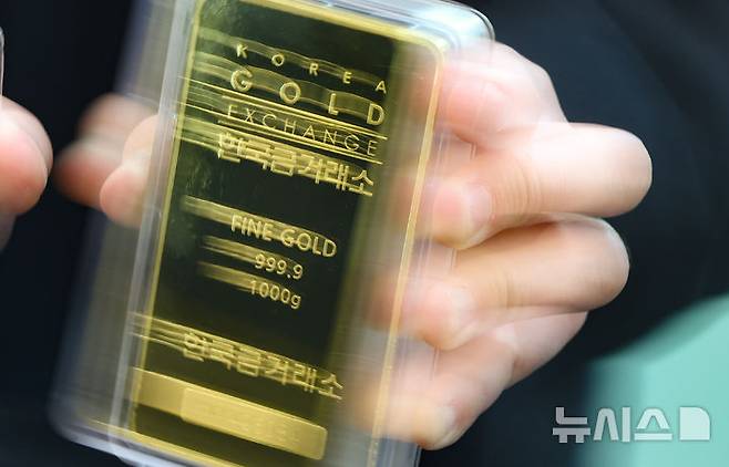 [서울=뉴시스] 흔들리는 금값. (사진=뉴시스DB)