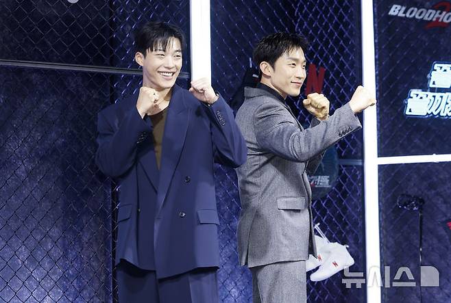 [서울=뉴시스] 김혜진 기자 = 배우 우도환(왼쪽), 이상이가 31일 오전 서울 중구 앰배서더 서울 풀만에서 열린 넷플릭스 시리즈 '사냥개들' 시즌2 제작발표회에서 포즈를 취하고 있다. 2026.03.31. jini@newsis.com