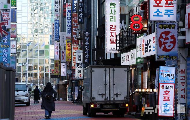 [서울=뉴시스] 이영환 기자 = 30일 오전 서울 시내의 상점가가 한산한 모습을 보이고 있다. 2025.12.30. 20hwan@newsis.com