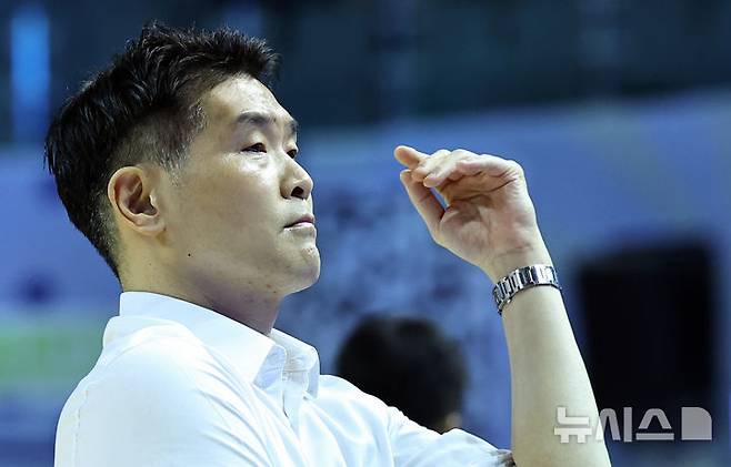 [서울=뉴시스] 최진석 기자 = 5일 서울 송파구 잠실실내체육관에서 열린 2025-2026 KBL 프로농구 창원 LG 세이커스와 서울 삼성 썬더스의 경기, LG 조상현 감독이 전광판을 바라보고 있다. 2026.02.05. myjs@newsis.com
