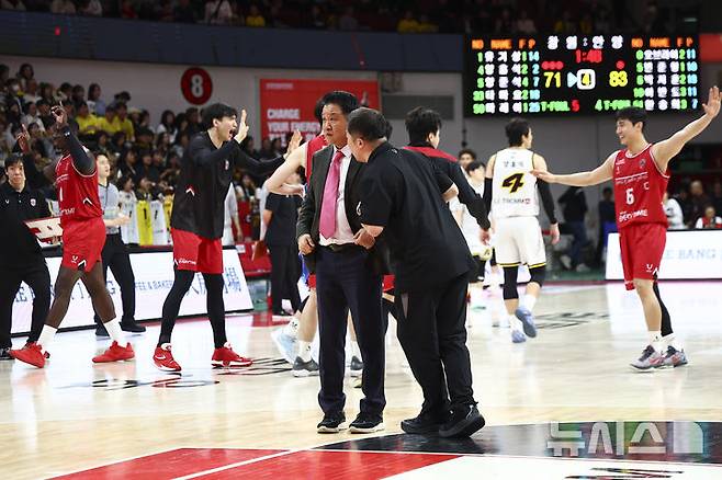 [안양=뉴시스] 김근수 기자 = 31일 경기 안양정관장아레나에서 열린 프로농구 안양 정관장 레드부스터스와 창원 LG 세이커스의 경기, 안양 정관장 레드부스터스 유도훈 감독이 코칭스태프와 이야기를 나누고 있다. 2026.03.31. ks@newsis.com