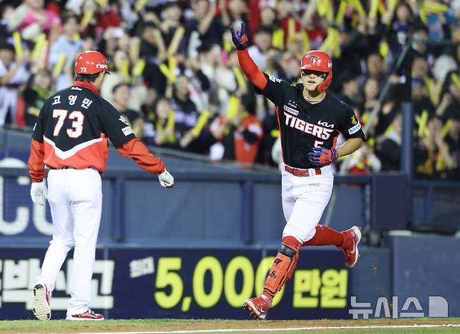[서울=뉴시스] 김진아 기자 = 31일 오후 서울 송파구 잠실야구장에서 열린 2026 KBO리그 KIA 타이거즈와 LG 트윈스의 경기, 2회초 2사 2루 KIA 김도영이 투런 홈런을 친 뒤 그라운드를 돌고 있다. 2026.03.31. bluesoda@newsis.com