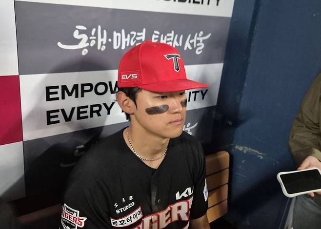 [서울=뉴시스] 문채현 기자 = 프로야구 KIA 타이거즈 김도영이 31일 서울 잠실구장에서 열린 2026 신한 쏠 KBO리그 LG 트윈스전에서 승리한 뒤 취재진과 인터뷰를 하고 있다. 2026.03.31. dal@newsis.com *재판매 및 DB 금지