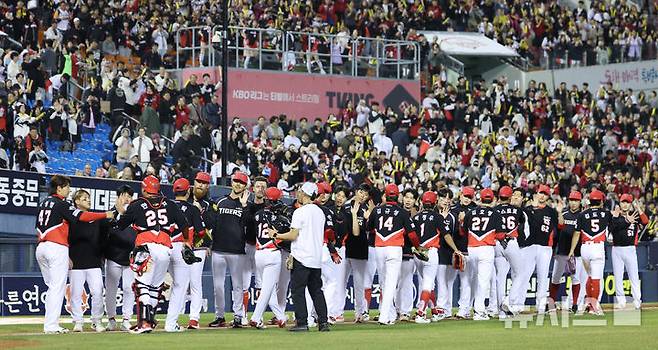 [서울=뉴시스] 김진아 기자 = 31일 오후 서울 송파구 잠실야구장에서 열린 2026 KBO리그 KIA 타이거즈와 LG 트윈스의 경기, 7-2로 승리한 KIA 선수들이 기뻐하고 있다. 2026.03.31. bluesoda@newsis.com