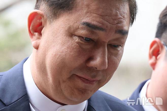 [서울=뉴시스] 권창회 기자 = 정치자금법 위반 등 각종 비위 의혹을 받는 김병기 무소속 의원이 31일 서울 마포구 공공범죄수사대에서 열린 4차 피의자 조사에 출석하고 있다. 2026.03.31. kch0523@newsis.com