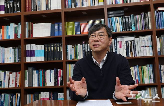 박상인 서울대 행정대학원 교수가 24일 서울 관악구 서울대 연구실에서 CBS노컷뉴스와 인터뷰를 갖고 있다. 황진환 기자