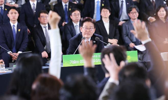 이재명 대통령이 30일 제주한라대학교 한라컨벤션센터에서 열린 타운홀미팅 '제주의 마음을 듣다'에서 참석자들의 발언권 요청을 받고 있다. 연합뉴스