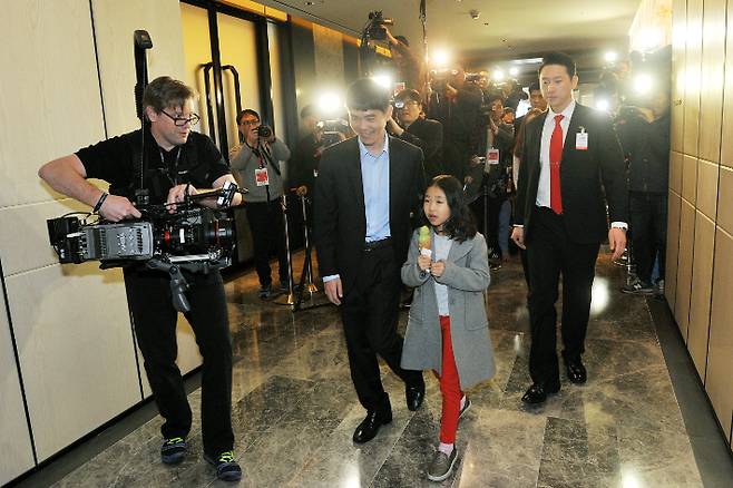 이세돌이 딸과 함께 알파고와 대결할 대국장을 향하고 있다. 이시용 작가 제공