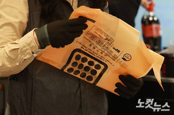 중동 전쟁 여파로 비닐 원료인 나프타 수급이 불안정해지면서 종량제 봉투 사재기 현상이 나타나고 있는 가운데 29일 서울 시내의 한 대형마트에서 직원이 구매 수량 제한으로 1인 1매만 판매하고 있다. 류영주 기자