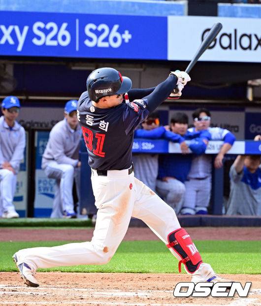 [OSEN=대구, 조은정 기자] 29일 대구삼성라이온즈파크에서 ‘2026 신한 SOL KBO 리그’ 삼성 라이온즈와 롯데 자이언츠의 개막시리즈 경기가 열렸다.개막전 선발 투수로 삼성은 최원태를 롯데는 비슬리를 내세웠다.6회초 2사에서 롯데 윤동희가 안타를 날리고 있다. 2026.03.29 /cej@osen.co.kr