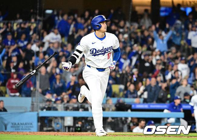 [OSEN=다저스타디움(LA 미국 캘리포니아주), 지형준 기자] 4일(한국시간) 미국 캘리포니아주 로스앤젤레스 다저스타디움에서 2024 메이저리그 LA 다저스와 샌프란시스코 자이언츠의 경기가 열렸다. 이날 1번 중견수로 선발 출장하는 이정후는 올 시즌 6경기 타율 2할9푼2리(24타수 7안타) 1홈런 4타점 1득점 OPS .762를 기록하며 좋은 출발을 하고 있다. 지난 3일 경기에서는 첫 4타석에서 모두 안타를 때려내지 못했지만 마지막 타석에서 안타를 때려내며 2경기 연속 안타와 6경기 연속 출루 기록을 이어갔다.&nbsp; 7회말 2사에서 LA 다저스 오타니 쇼헤이가 우중월 솔로 홈런을 치고 있다. 2024.04.04 /jpnews@osen.co.kr