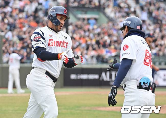 [OSEN=부산, 이석우 기자] 22일 부산 사직야구장에서 2026 신한 SOL KBO 리그 롯데 자이언츠와 한화 이글스의 시범경기가 열렸다. 홈팀 롯데는 비슬리가, 방문팀 한화는 에르난데스가 선발 출전했다.롯데 자이언츠 레이예스가 3회말 무사 1루 우월 2점 홈런을 치고 하이파이브를 하고 있다. 2026.03.22 / foto0307@osen.co.kr