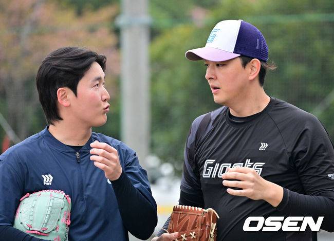 [OSEN=미야자키(일본), 지형준 기자] 26일 일본 미야자키 산마린 스타디움에서 두산 베어스와 롯데 자이언츠의 구춘대회 경기가 열렸다.두 팀의 맞대결은 롯데가 6-2로 앞선 3회말 악천후로 인해 노게임 선언됐다.&nbsp;경기에 앞서 롯데 최준용, 김원중이 훈련을 하고 있다. 2026.02.26 /jpnews@osen.co.kr