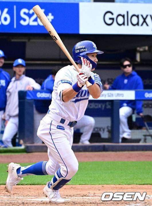 [OSEN=대구, 조은정 기자] 29일 대구삼성라이온즈파크에서 ‘2026 신한 SOL KBO 리그’ 삼성 라이온즈와 롯데 자이언츠의 개막시리즈 경기가 열렸다.개막전 선발 투수로 삼성은 최원태를 롯데는 비슬리를 내세웠다.7회말 2사 2루에서 삼성 김지찬이 우익선상으로 적시 2루타를 날리고 있다. 2026.03.29 /cej@osen.co.kr