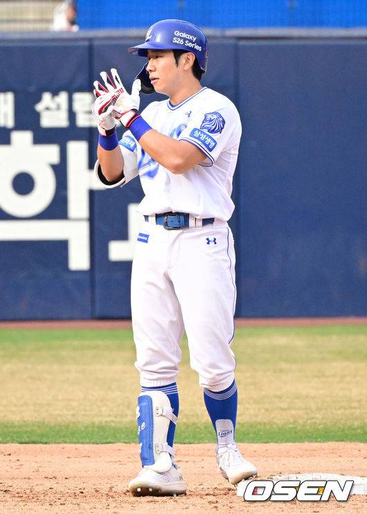 [OSEN=대구, 조은정 기자] 29일 대구삼성라이온즈파크에서 ‘2026 신한 SOL KBO 리그’ 삼성 라이온즈와 롯데 자이언츠의 개막시리즈 경기가 열렸다.개막전 선발 투수로 삼성은 최원태를 롯데는 비슬리를 내세웠다.7회말 2사 2루에서 삼성 김지찬이 우익선상으로 적시 2루타를 날린 뒤 세리머니를 하고 있다. 2026.03.29 /cej@osen.co.kr