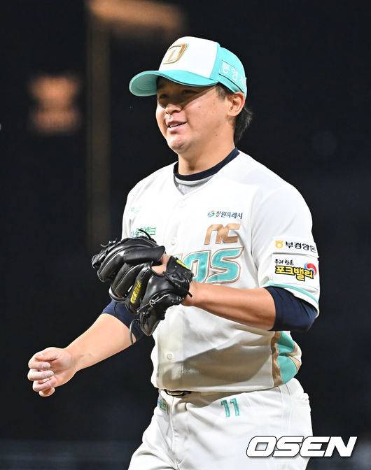 [OSEN=창원, 이석우 기자] 31일 창원NC파크에서 2026 신한 SOL KBO 리그 NC 다이노스와 롯데 자이언츠의 경기가 열렸다. 홈팀 NC는 토다가, 방문팀 롯데는 박세웅이 선발 출전했다. NC 다이노스 토다가 4회초 2사 롯데 자이언츠 황성빈의 타구를 잡아 몸을 날려 베이스 터치 아웃시킨 서호철의 호수비에 활짝 웃고 있다. 2026.03.31 / foto0307@osen.co.kr