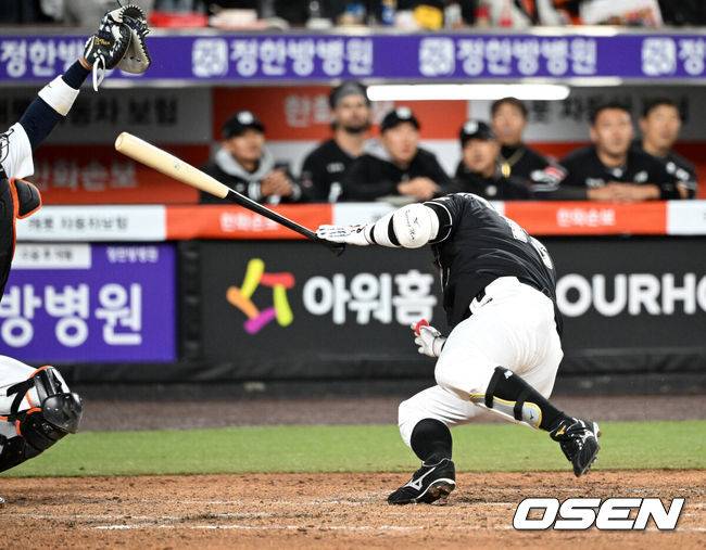 [OSEN=대전, 이대선 기자] 31일 대전 한화생명볼파크에서 2026 신한 SOL KBO리그 한화 이글스와 KT 위즈의 경기가 열렸다.이날 한화는 오웬 화이트, KT는 케일럽 보쉴리를 선발로 내세웠다.5회초 1사 1,2루에서 KT 허경민이 한화 엄상백 투구에 머리를 맞고 있다. 2026.03.31 /sunday@osen.co.kr