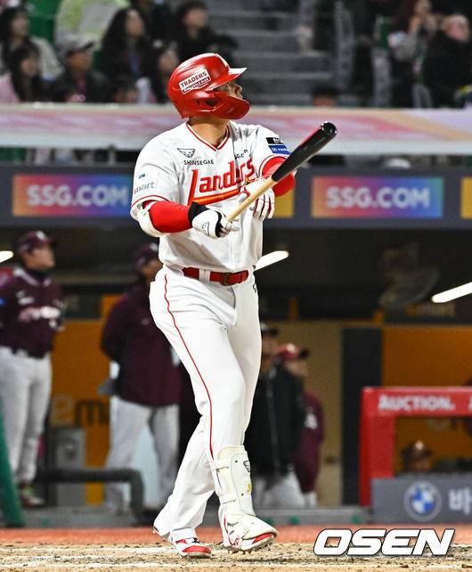 [OSEN=인천, 박준형 기자]  31일 오후 인천 SSG랜더스필드에서 2026 신한 SOL KBO리그&nbsp;SSG 랜더스와 키움 히어로즈의 경기가 진행됐다.이날 SSG는 베니지아노를, 키움은 와일스를 선발투수로 내세웠다. 7회말 1사 1,2루 SSG 김재환이 3점 홈런을 날리고 있다.  2026.03.31 / soul1014@osen.co.kr