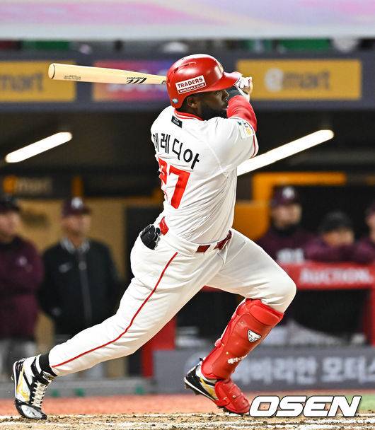 [OSEN=인천, 박준형 기자]  31일 오후 인천 SSG랜더스필드에서 2026 신한 SOL KBO리그&nbsp;SSG 랜더스와 키움 히어로즈의 경기가 진행됐다.이날 SSG는 베니지아노를, 키움은 와일스를 선발투수로 내세웠다. 6회말 SSG 선두타자 에레디아가 안타를 날리고 있다.     2026.03.31 / soul1014@osen.co.kr