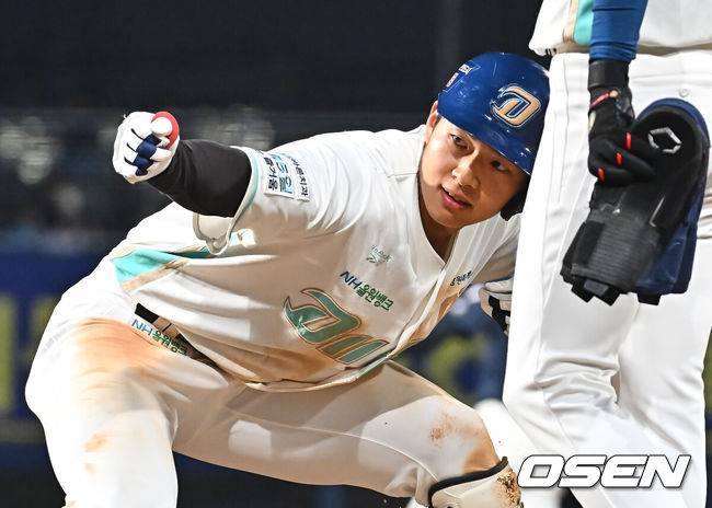 [OSEN=창원, 이석우 기자] 31일 창원NC파크에서 2026 신한 SOL KBO 리그 NC 다이노스와 롯데 자이언츠의 경기가 열렸다. 홈팀 NC는 토다가, 방문팀 롯데는 박세웅이 선발 출전했다. NC 다이노스 김휘집이 7회말 1사 2,3루 좌익수 뒤 2타점 안타를 치고 세리머니를 하고 있다. 2026.03.31 / foto0307@osen.co.kr