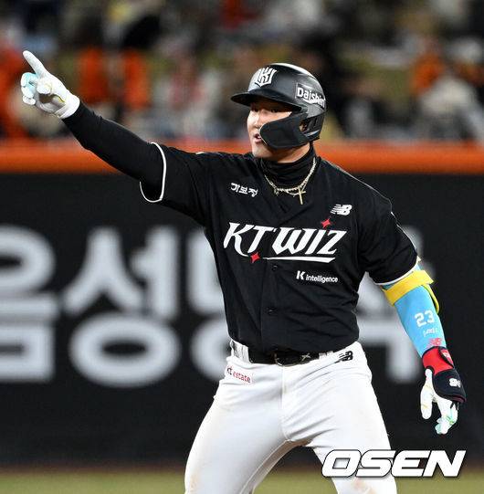 [OSEN=대전, 이대선 기자] 31일 대전 한화생명볼파크에서 2026 신한 SOL KBO리그 한화 이글스와 KT 위즈의 경기가 열렸다.이날 한화는 오웬 화이트, KT는 케일럽 보쉴리를 선발로 내세웠다.7회초 2사 만루에서 KT 안현민이 좌전 2타점 적시 2루타를 치고 환호하고 있다. 2026.03.31 /sunday@osen.co.kr