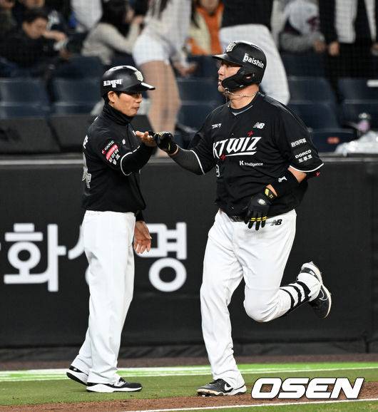 [OSEN=대전, 이대선 기자] 31일 대전 한화생명볼파크에서 2026 신한 SOL KBO리그 한화 이글스와 KT 위즈의 경기가 열렸다.이날 한화는 오웬 화이트, KT는 케일럽 보쉴리를 선발로 내세웠다.8회초 무사에서 KT 장성우가 좌월 솔로 홈런을 치고 그라운드를 돌고 있다. 2026.03.31 /sunday@osen.co.kr